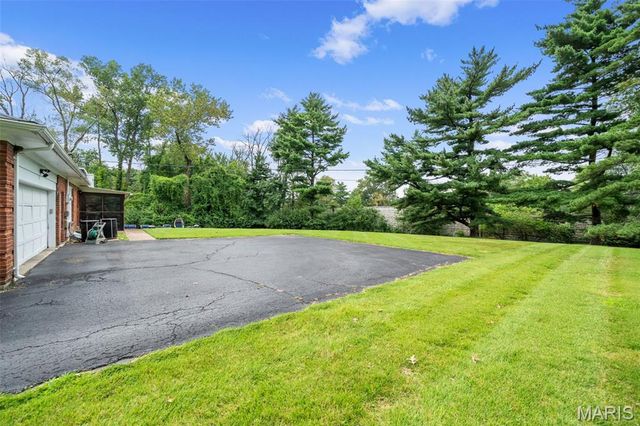 11631 Fallbrook Drive, Town And Country, MO 63131