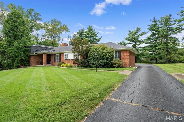 11631 Fallbrook Drive, Town And Country, MO 63131