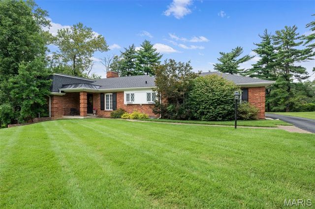 11631 Fallbrook Drive, Town And Country, MO 63131