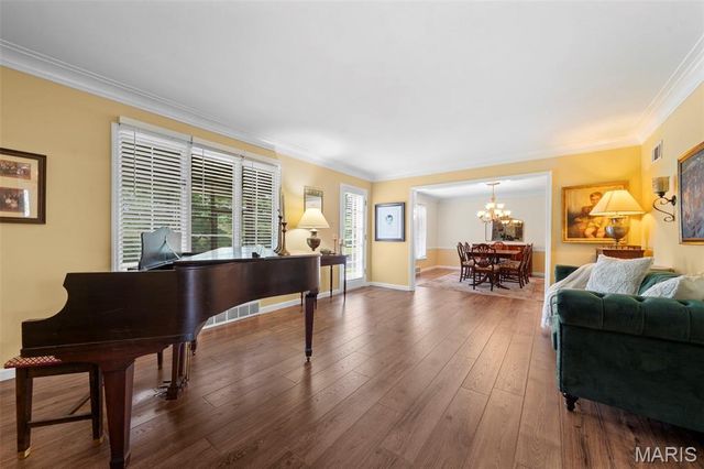 11631 Fallbrook Drive, Town And Country, MO 63131