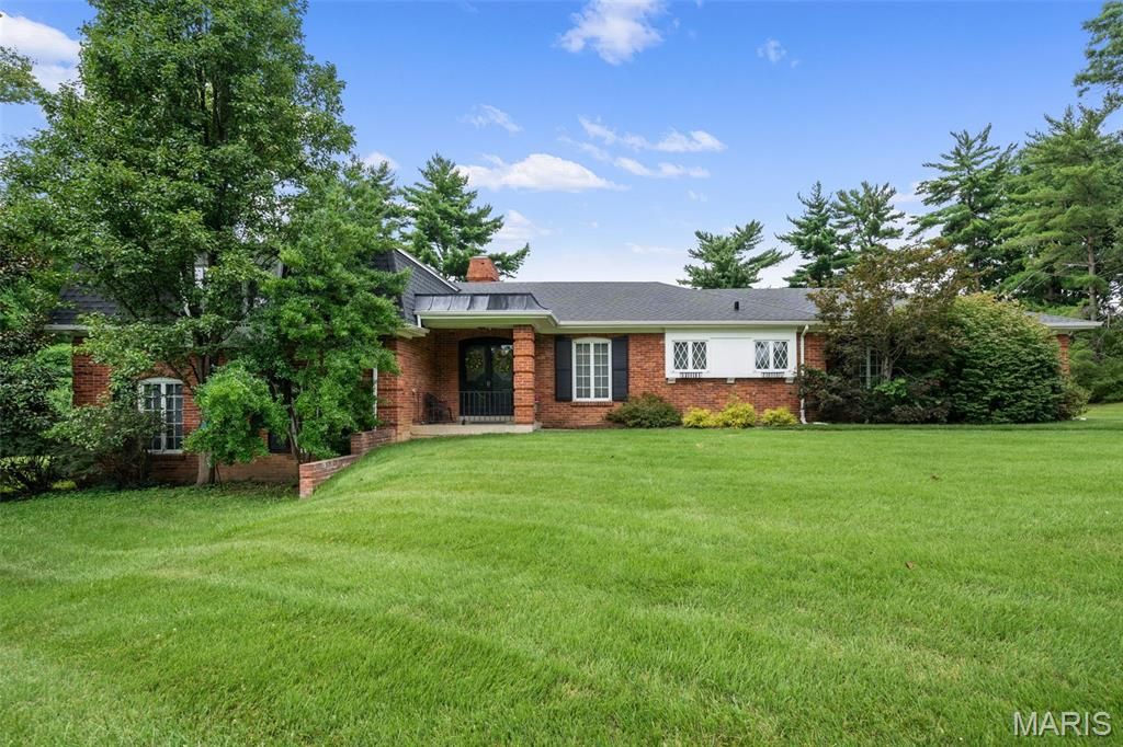 11631 Fallbrook Drive, Town And Country, MO 63131