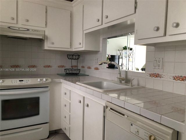 4806 NW 36th Street 607, Lauderdale Lakes, FL 33319