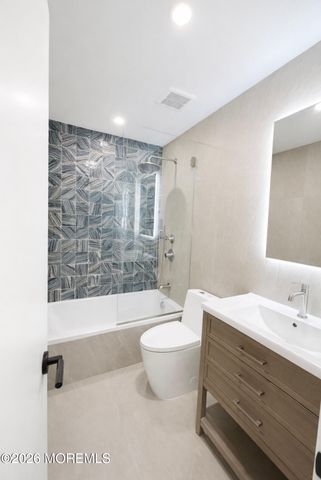 20 Roslyn Drive, Oakhurst, NJ 07755
