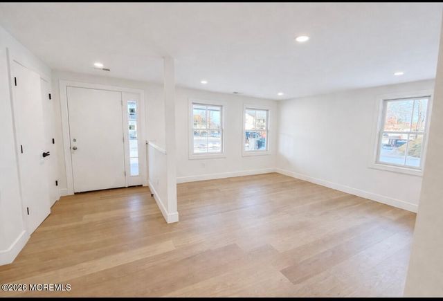 20 Roslyn Drive, Oakhurst, NJ 07755