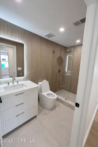 20 Roslyn Drive, Oakhurst, NJ 07755