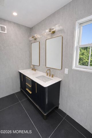 20 Roslyn Drive, Oakhurst, NJ 07755