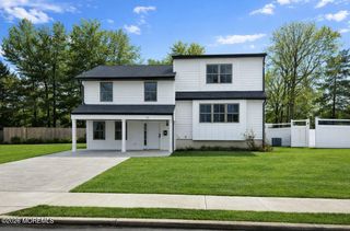 20 Roslyn Drive, Oakhurst, NJ 07755