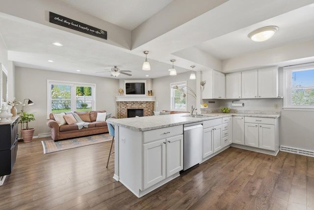 517 Hillcrest Drive, Waunakee, WI 53597
