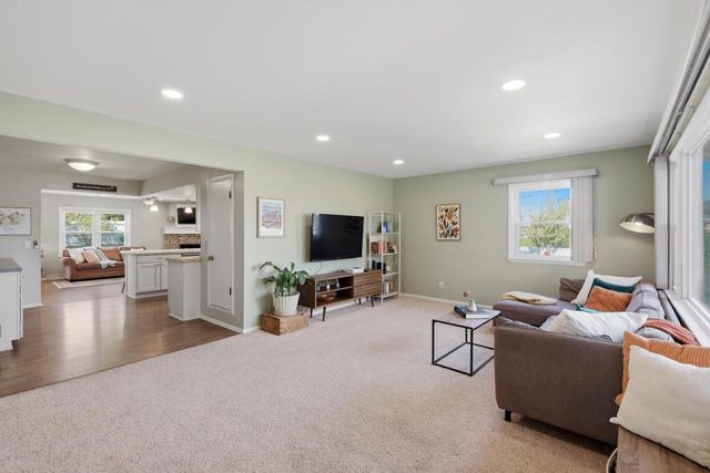 517 Hillcrest Drive, Waunakee, WI 53597