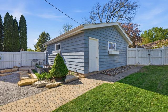 517 Hillcrest Drive, Waunakee, WI 53597