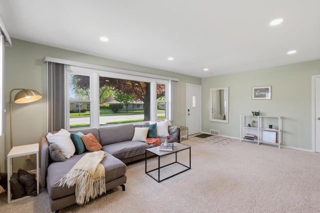 517 Hillcrest Drive, Waunakee, WI 53597