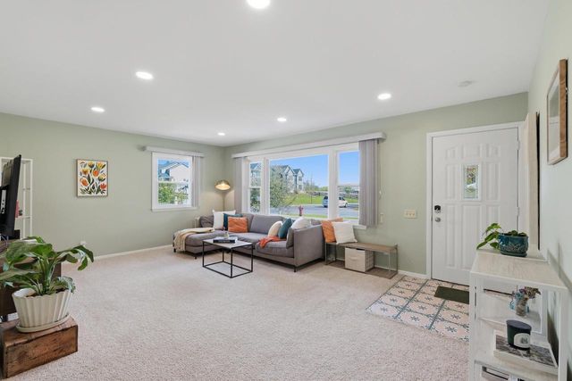 517 Hillcrest Drive, Waunakee, WI 53597