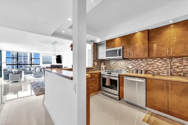 20515 E Country Club Drive 2048, Aventura, FL 33180