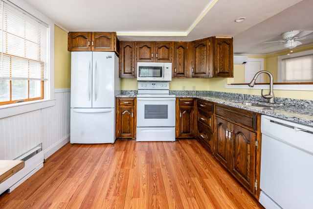 562 Waquoit Hwy, Falmouth, MA 02536