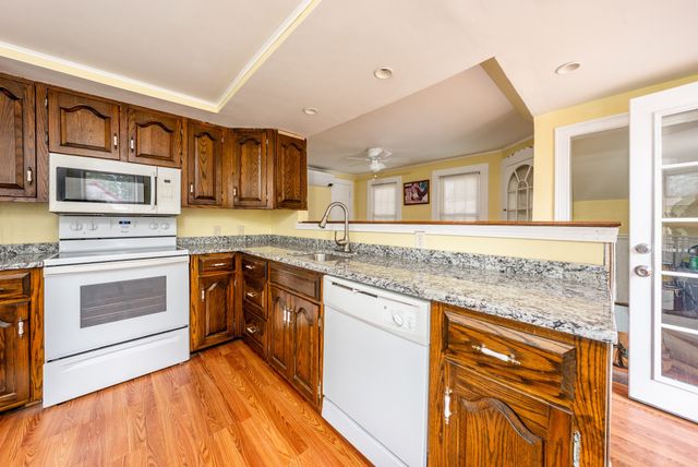 562 Waquoit Hwy, Falmouth, MA 02536