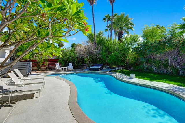 1031 E El Conquistador, Palm Springs, CA 92262