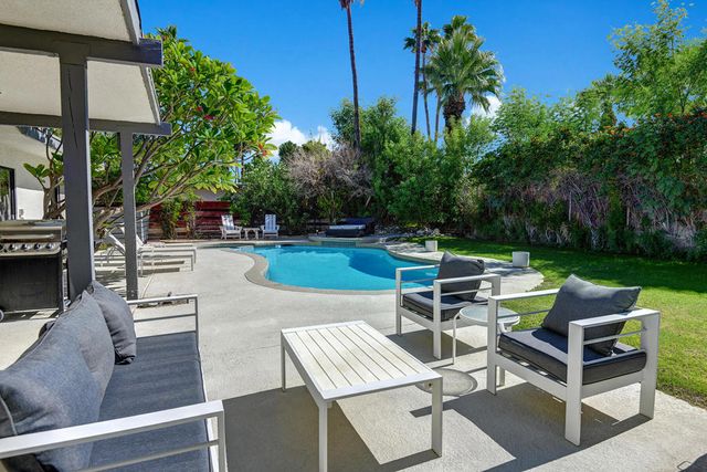 1031 E El Conquistador, Palm Springs, CA 92262