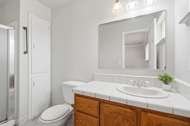 1911 N Giddings, Visalia, CA 93291