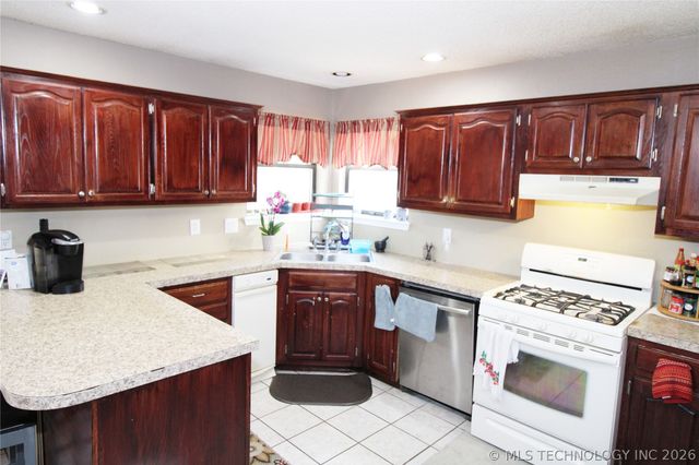 1261 E 136th Street, Glenpool, OK 74033