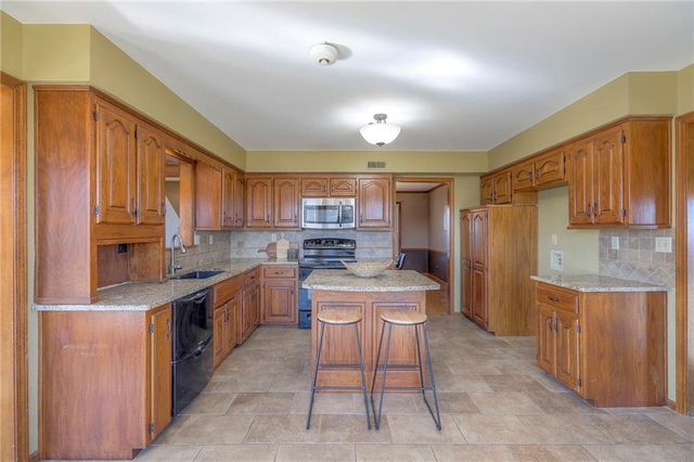 1023 SE Timbercreek Lane, Lee's Summit, MO 64081