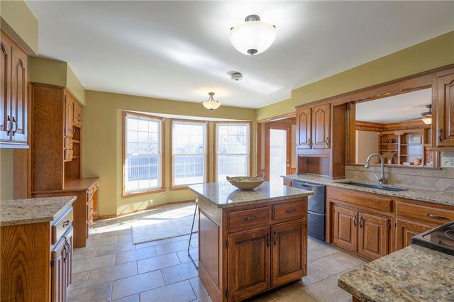 1023 SE Timbercreek Lane, Lee's Summit, MO 64081