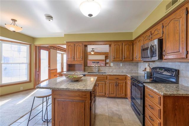 1023 SE Timbercreek Lane, Lee's Summit, MO 64081