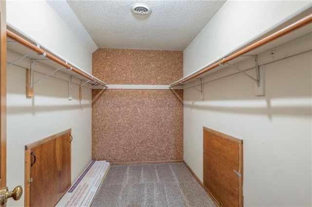 1023 SE Timbercreek Lane, Lee's Summit, MO 64081