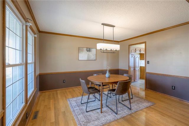 1023 SE Timbercreek Lane, Lee's Summit, MO 64081