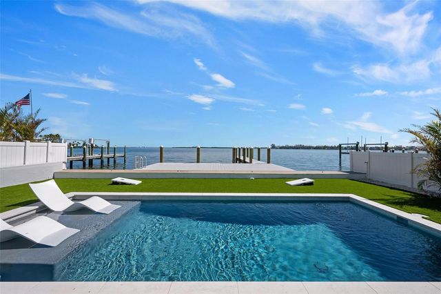 118 9TH STREET N, Bradenton Beach, FL 34217