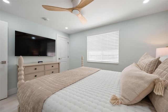 118 9TH STREET N, Bradenton Beach, FL 34217