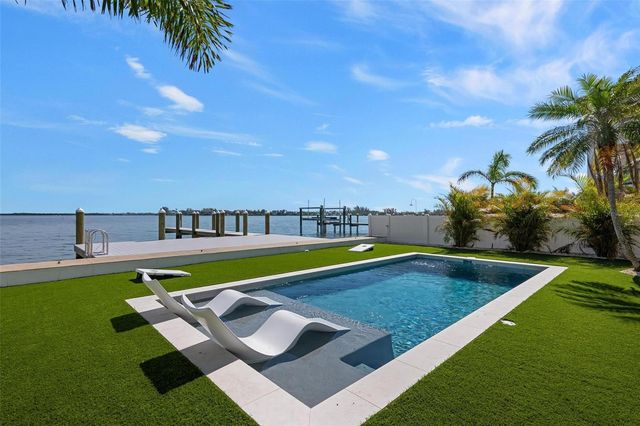 118 9TH STREET N, Bradenton Beach, FL 34217