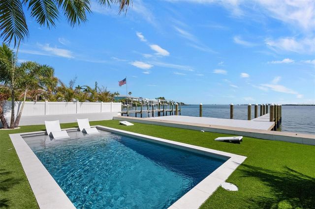 118 9TH STREET N, Bradenton Beach, FL 34217