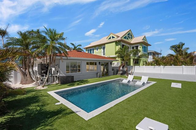 118 9TH STREET N, Bradenton Beach, FL 34217