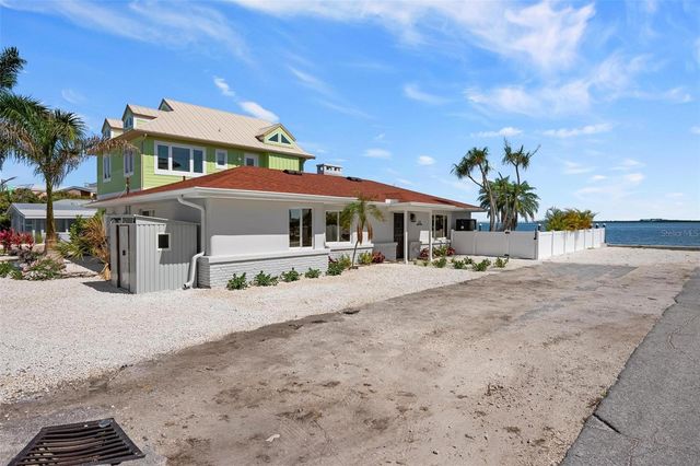 118 9TH STREET N, Bradenton Beach, FL 34217