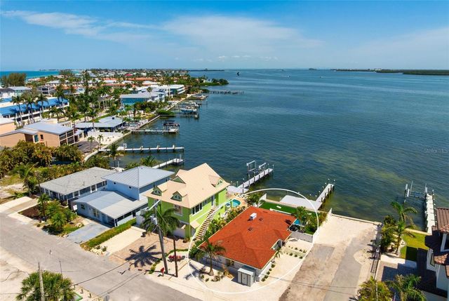 118 9TH STREET N, Bradenton Beach, FL 34217