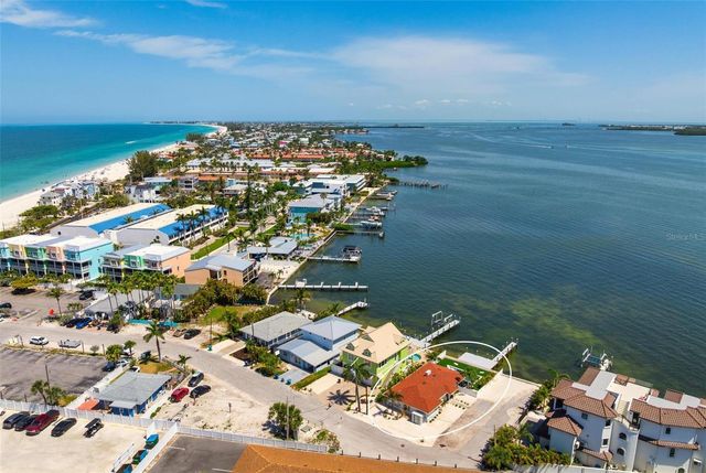 118 9TH STREET N, Bradenton Beach, FL 34217