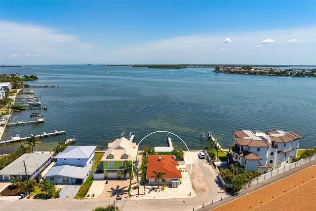 118 9TH STREET N, Bradenton Beach, FL 34217