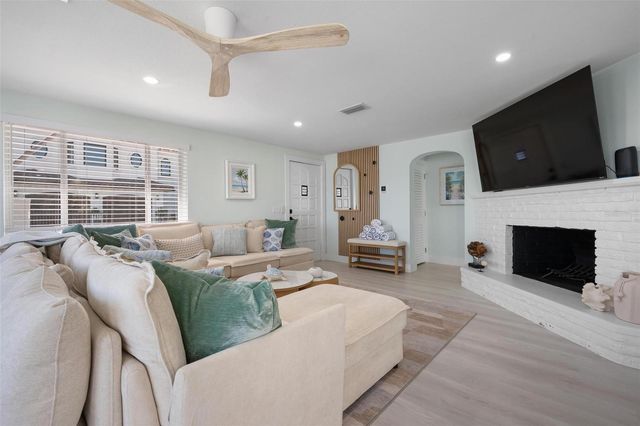 118 9TH STREET N, Bradenton Beach, FL 34217