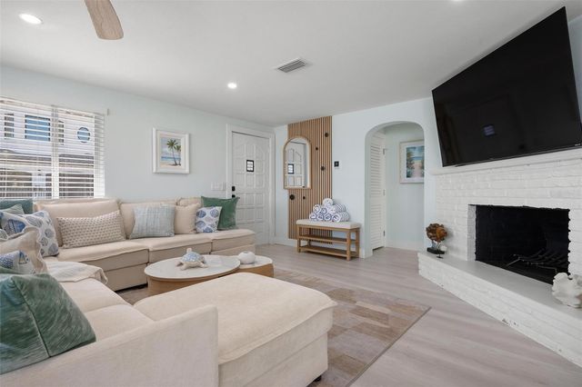 118 9TH STREET N, Bradenton Beach, FL 34217