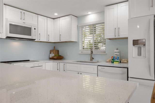 118 9TH STREET N, Bradenton Beach, FL 34217