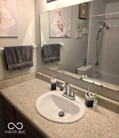 6725 Lakeknoll Drive, Indianapolis, IN 46220