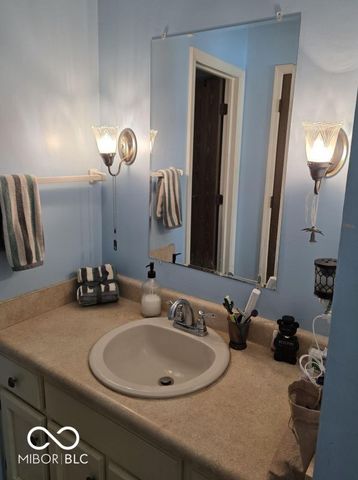 6725 Lakeknoll Drive, Indianapolis, IN 46220