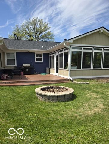 6725 Lakeknoll Drive, Indianapolis, IN 46220