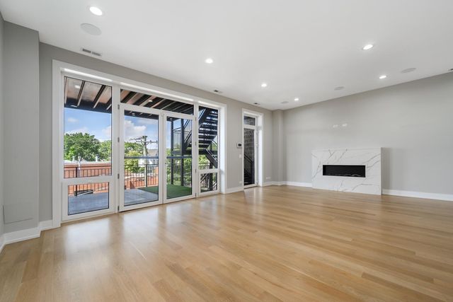3056 N Lincoln Avenue 3, Chicago, IL 60657