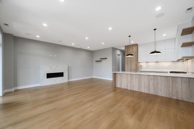 3056 N Lincoln Avenue 3, Chicago, IL 60657