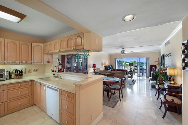 3050 NE 48th Ct 401, Lighthouse Point, FL 33064