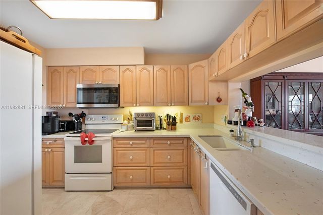 3050 NE 48th Ct 401, Lighthouse Point, FL 33064