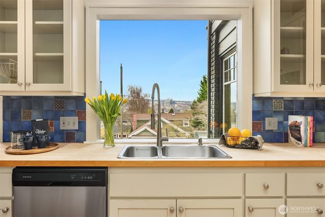 1208 E Newton Street, Seattle, WA 98102