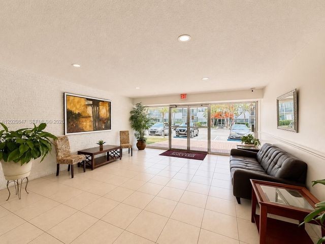 1460 NE 169th St 108, North Miami Beach, FL 33162