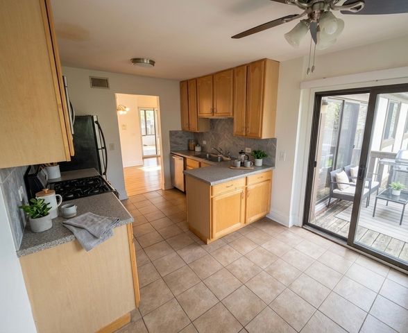 1327 WILLIAMSBURG Drive D2, Schaumburg, IL 60193